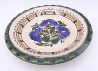 Auktion 358 / Los 9019 <br>Fayence Teller mit gewellten Rand, Blumenbemalung, verso  signiert, H-3,5 cm, D-21 cm