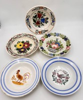 Auktion 358 / Los 9021 <br>5x div. Fayenceteller, alle mit Altrissen, handbemalt, tw. 19.Jhd.