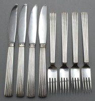 Auktion 358 / Los 11048 <br>je 4x Speisegabeln und Messer, , Georg Jensen, Bernadotte, Messer m. Sterlinggriffen, Gabeln Sterling 264,6gr., Messer L-21,8cm