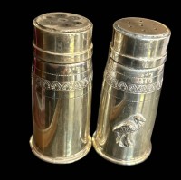 Auktion 358 / Los 11049 <br>Paar Silber-900- Streuer mit Glaseinsatz, H-7,5 cm, Salzstreuerdeckel schwarz