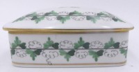 Auktion 358 / Los 8086 <br>Deckeldose "Herend" Blattdekor, , H-4 cm, 10x8 cm