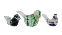 Auktion 358 / Los 10013 <br>3x Kunstglas-Vögel, wohl Murano, ca. H-7cm
