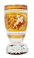 Auktion 358 / Los 10018 <br>Fussbecher, teilw. überfangen, beschliffen, Engel mit Füllhorn, H-14,2cm