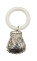 Auktion 358 / Los 11052 <br>kl. Babyrassel mit Beissring, älter, gelötet und Altersspuren, L-8,8cm