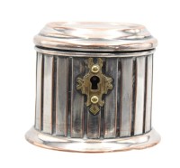 Auktion 358 / Los 15055 <br>Spardose, älter, Kupfer ehem. versilbert, ohne Schlüssel, Altersspuren, H-7,2cm