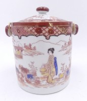 Auktion 358 / Los 15510 <br>Keksdose mit Basthenkel, bemalt mit Geisha-Motiv, H-13 cm, D-11,5 cm