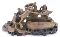 Auktion 358 / Los 15512 <br>Speckstein-Schnitzerei, Affe und Vögel am  Brunnen, H-10 cm, L-19 cm