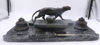 Auktion 358 / Los 16031 <br>gr. Schreibtisch-Ablage mit Löschwiege, Bronze Panther und Tintenfass-Monturen, Marmor, H-13 cm, 26x45 cm