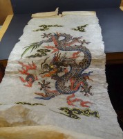 chines. Lithografie "Drache" auf Reispapier, an den Rändern mit Läsuren, gerollt, ca. 130x60 cm