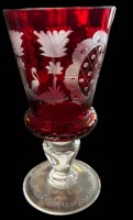 Auktion 358 / Los 10021 <br>böhmisches Pokalglas, rubinrot mit Barock-Schliff, H-17,5 cm