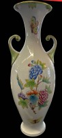 Auktion 362 / Los 8023 <br>hohe Henkelvase "Herend" Queen Victoria, handbemaltm H-34 cm