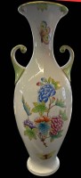 Auktion 368<br>hohe Henkelvase "Herend" Queen Victoria, handbemaltm H-34 cm