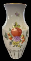 Auktion 368<br>seltene Herend Vase, Fr&uuml;chte und Blumenmalerei, Goldstaffage, H-20 cm,