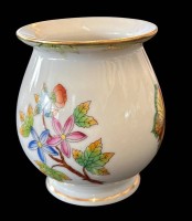 Auktion 358 / Los 8109 <br>kl. Vase "Herend" Dekor Queen Victoria, H-7,5 cm
