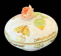 Los 8031 <br>Deckeldose "Herend" rote Deckelrose, Dekor Queen Victoria, H-6 cm, D-8 cm