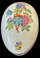 Auktion 358 / Los 8120 <br>gr- Deckeldose in Eiform "Herend" Dekor Queen Victoria,  H-11 cm, 17x10 cm