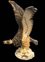 Auktion 368<br>grosser Adler "Herend" bunt staffert,  H-35 cm,eigentlich ein Turul (ungar. Fabelwesen) mit hochgezogenen Fl&uuml;geln, zu seinen Klauen ein Krumms&auml;bel liegend, felsartig gestalteter Sockel, polychrome Staffage, blaue Marke, H. ca. 35.
