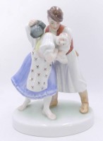 Auktion 358 / Los 8142 <br>Figurengruppe "Herend" bemalt, Bursche bei Osterbrauch (ungar. Osterbrauch-Frauen  aus dem Dorf werden begossen, um sie frisch zu halten), dafür gab es dann einen Schnaps) H-25 cm,