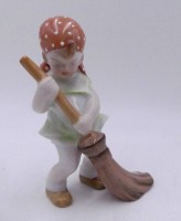 Los 8058 <br>M&auml;dchen mit Besen "Herend" bemalt, H-9 cm