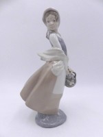 Los 8061 <br>Porzellanfigur "NAO" by Lladro, M&auml;dchen mit KorbH-24 cm