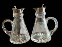 Auktion 358 / Los 10023 <br>2 kl. Kännchen mit plated Montur, wohl Essig und Öl?, H-10 cm