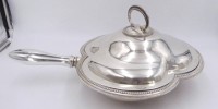 Auktion 358 / Los 11060 <br>gr. dreipassige Warmhalteschale mit  Stielgriff, plated, England, sehr guter Zusatnd, L-43 cm, D-30 cm