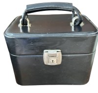 Auktion 358 / Los 13020 <br>Kosmetikkoffer, schwarz  H-17 cm, 24x16 cm