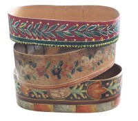 Auktion 358 / Los 15074 <br>3x div. Unterteile von Haubenschachteln, älter, florale Bemalungen, Größte ca. H-15cm B-50cm T-30cm