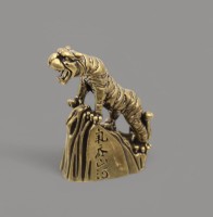 Auktion 358 / Los 15525 <br>kl. Bronze, Tiger auf Fels, Chinesisch beschriftet, ca. H-5,5cm