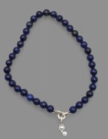 Auktion 358 / Los 1417 <br>Lapislazuli-Kette mit versilberter Schließe diese mit Muschelkernperlen, ca. L-38cm