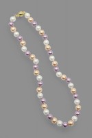 Auktion 358 / Los 1419 <br>Muschelkern-Perlenkette, teilw. gefärbt, vergoldete Schließe, L-40cm