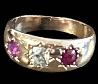 Auktion 371<br>Goldring-585- mit Brillant, ca. 0,15-0,20 ct, flankiert von 2 Rubinen,  4,2 gr.
