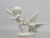 Auktion 358 / Los 8190 <br>Figurengruppe, Kind vor Gans fliehend, Hutschenreuther, Entw. Tutter, teilw. farbig staffiert, 1x Flügel prof. restauriert, ca. H-14cm L-22cm