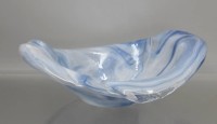 Auktion 358 / Los 10041 <br>Kunstglas-Schale, blau/weiss/klar, ca. H-7,5cm B-24,5cm T-20cm