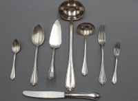 Auktion 358 / Los 11087 <br>versilbertes Besteck, Martin, 90er Auflage, 3x Vorlegeteile, 6x Dessertlöffel, je 12x Gabeln, Esslöffel Messer (1x Klinge abgebrochen), 12x Kaffeelöffel u. Kuchengabeln