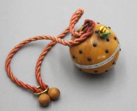 Auktion 358 / Los 12041 <br>runde alte Kinderspieluhr, Werk läuft nicht ganz rund, Vogel bestossen, ca, D.-8cm