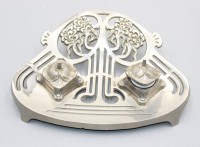 Auktion 358 / Los 15088 <br>Jugendstil-Tintenfasshalter, Metall, gemarkt, Porzellan-Einsätze (1x nicht passend), H-6cm B-27cm T-20cm