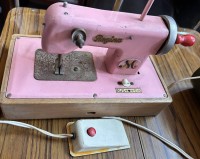 Auktion 358 / Los 12056 <br>Blech Kindernhmaschine "Regina" Batteriebetrieb mit Fusspedal, nicht überprüft