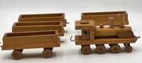 Auktion 358 / Los 12058 <br>Holz-Zug, 5 teilig, L-gesamt  ca 90 cm, (Lok ca. 22 cm), Handarbeit