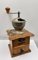 Auktion 358 / Los 16042 <br>gr. Holz Kaffeemühle "Arthur Raspe-Wattenscheid"  Geräuschlos mit Fettschmierung, H-27 cm