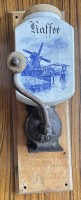 Auktion 358 / Los 16043 <br>Wand Kaffeemühle, Keramikbehälter mit Blaumalerei, beschriftet, auf Holzbrett, Glasbehälter fehlt, 40x12 cm