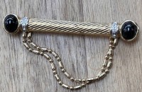 Auktion 358 / Los 1432 <br>breite Doublè Brosche, dkl. Cabouchons und klare Steine mit Doppelkettchen, B-8 cm