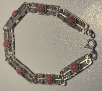 Auktion 358<br>antike Silberarmkettchen (geprüft), wohl Mädchen-Armband, mit roten Steinen,  L-ca. 17 cm, B-ca. 0,7 cm, 8,1 gr.