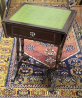kl. engl. Beistell-Tisch, H-55cm B-45cm (74cm), T-38cm.