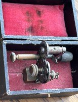 Auktion 358 / Los 16049 <br>Uhrmacher Bügelfräsmaschine in Kasten,  dieser H-6,5 cm, 9x6 cm, ungepflegt