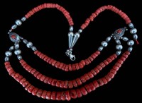 Auktion 358 / Los 1453 <br>3-reihiges Korallencollier mit Silbermonturen und Kugeln, eine Seite  Schnur gelöst,  77 gr.