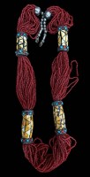 Auktion 358 / Los 1457 <br>vielreihige Korallenkette mit 4 verzierten, bemalten Beinstücken, versilb. Montur, wohl Indien, ein Strang lose, L-ca 84 cm, ca. 210 gr