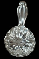 Auktion 358 / Los 11090 <br>Teesieb, Silber-800- Wien, Meister  Otto Prutscher (Fa. A. Sturm, Wien, ab 1922) Prutscher war Schüler von Josef Hoffmnn und Franz Matsch und Mitarbeiter der Wiener Werkstätten, L-14 cm, 48,5 gr., sehr gut erhalten
