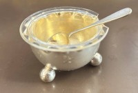 Auktion 358 / Los 11093 <br>Silber Salznapf mit Löffelchen, Glaseinsatz beschädigt, H-3 cm, D-5 cm