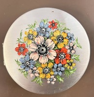 Auktion 358 / Los 11095 <br>runde Puderdose "Stratton" England, D-0 cm, versilbert